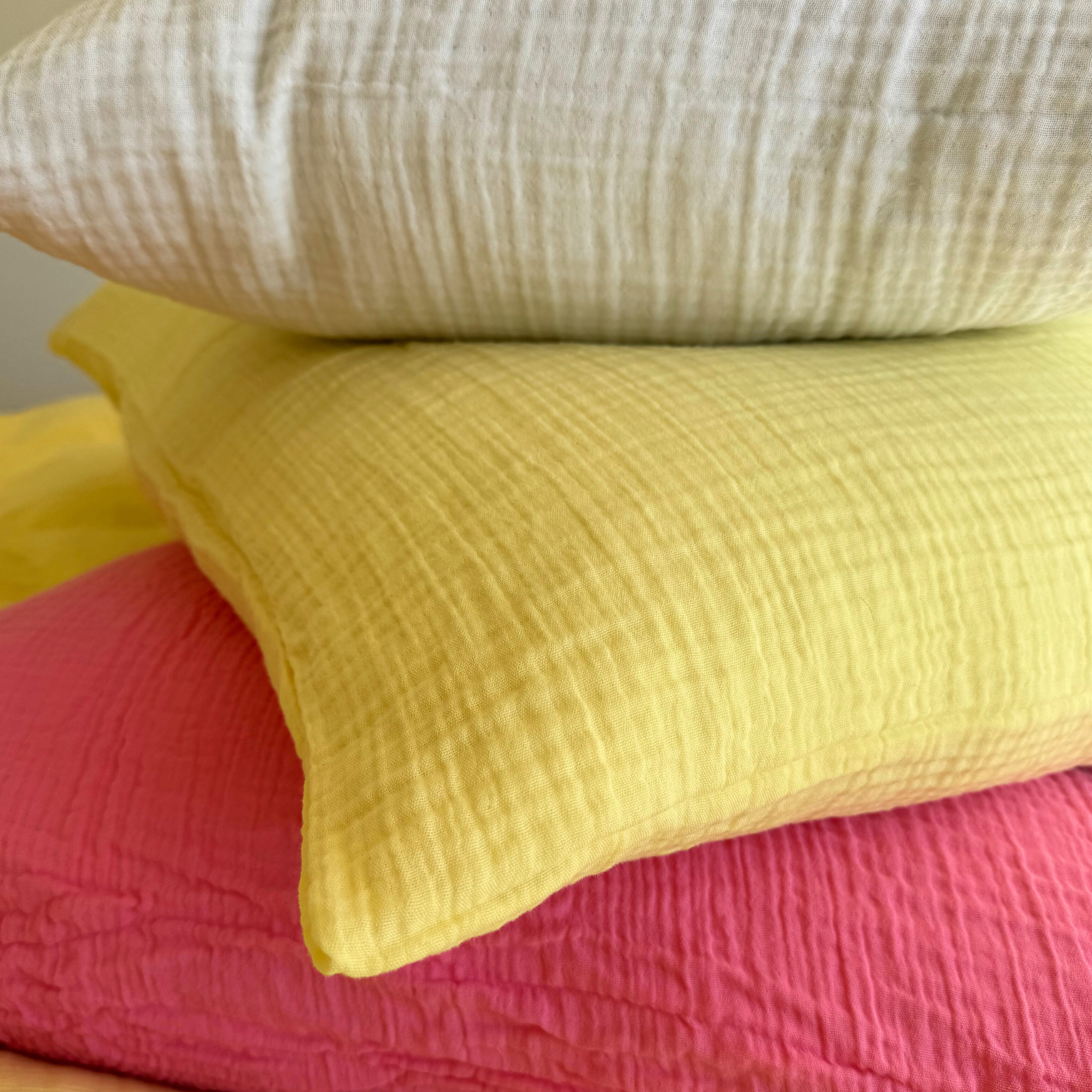 Kissenbezüge aus Bio-Musselin in Gelb, Pink und Rosa – weich, bügelfrei und mit Reissverschluss, erhältlich in 50x70, 65x65 und 65x100 cm