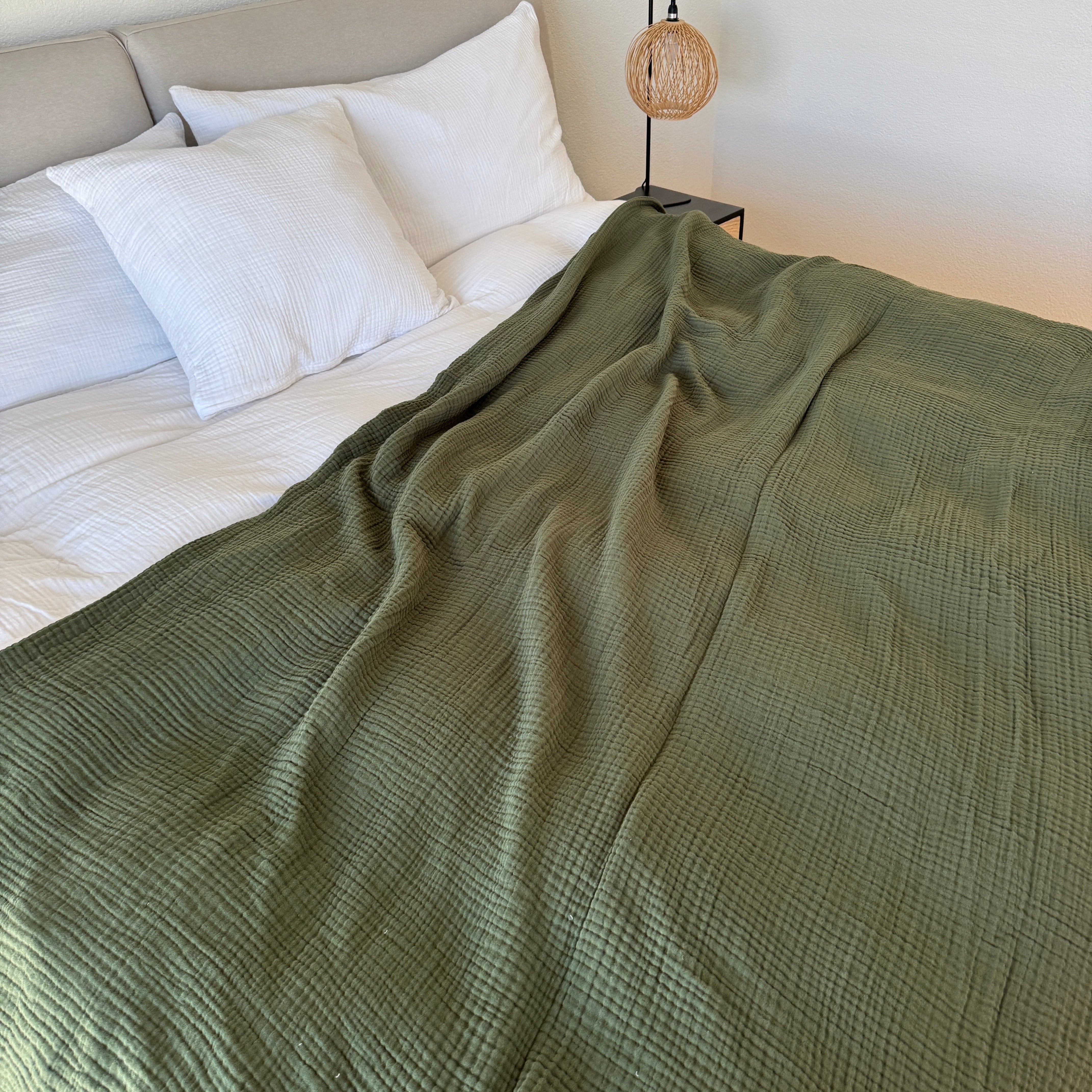 100% Musselin Baumwolle Decke in der Grösse 180x220, kombiniert mit weisser Musselin Bettwäsche