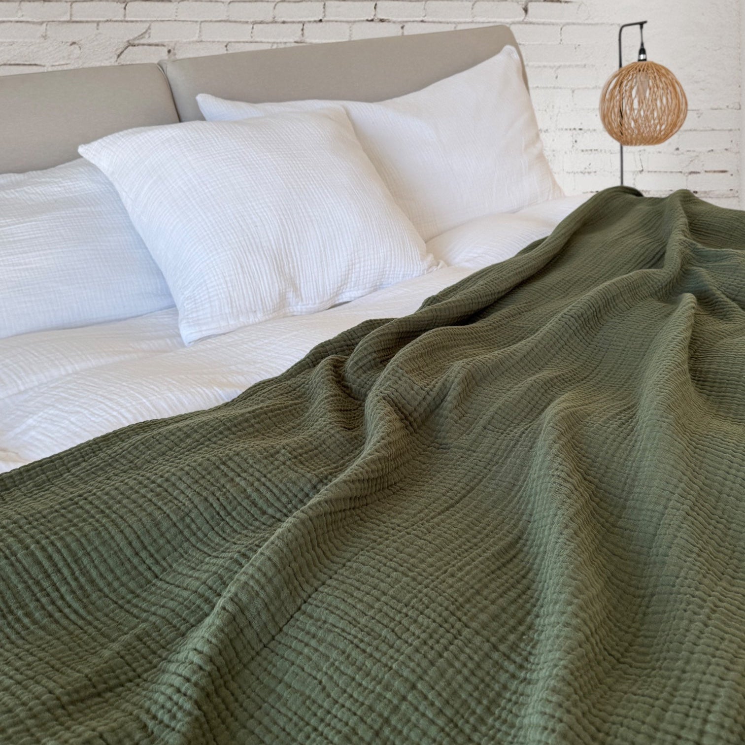 Luxuriöse Musselin-Tagesdecke in Dunkel grün– 180x220 cm, aus 100 % Baumwolle, weich, bügelfrei und atmungsaktiv, ideal für moderne, natürliche und minimalistische Einrichtungsstile