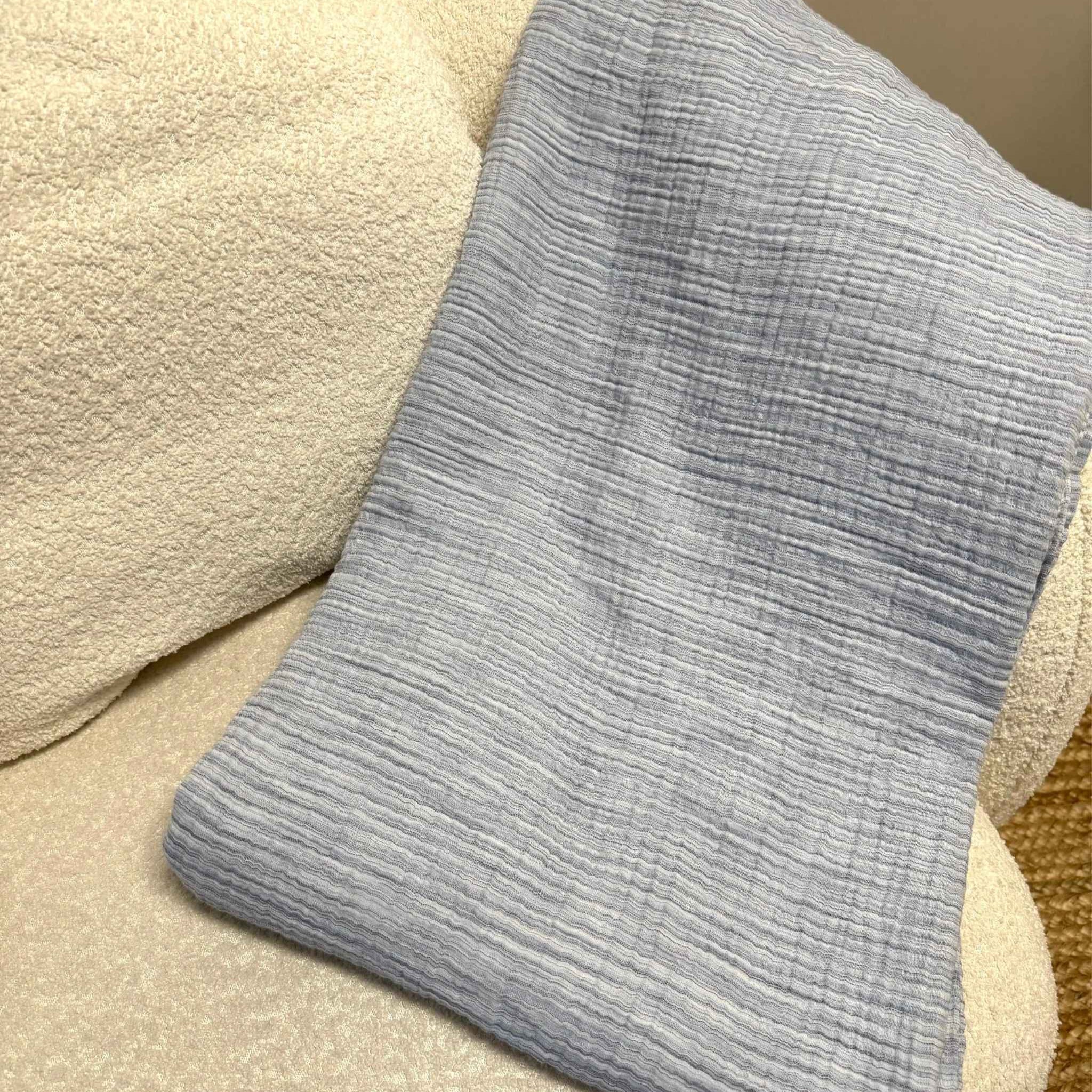 Leichte Musselindecke Luna in Blau mit Muster: