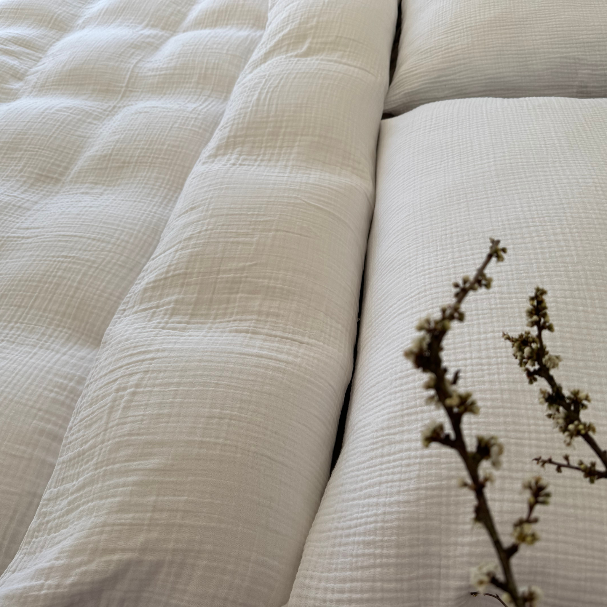 Luxus Bettwäsche-Set aus weissem Bio-Musselin – 100 % Bio-Baumwolle, weich, bügelfrei, atmungsaktiv und besonders komfortabel für erholsamen Schlaf, unsere beliebteste Bettwäsche Designt in der Schweiz