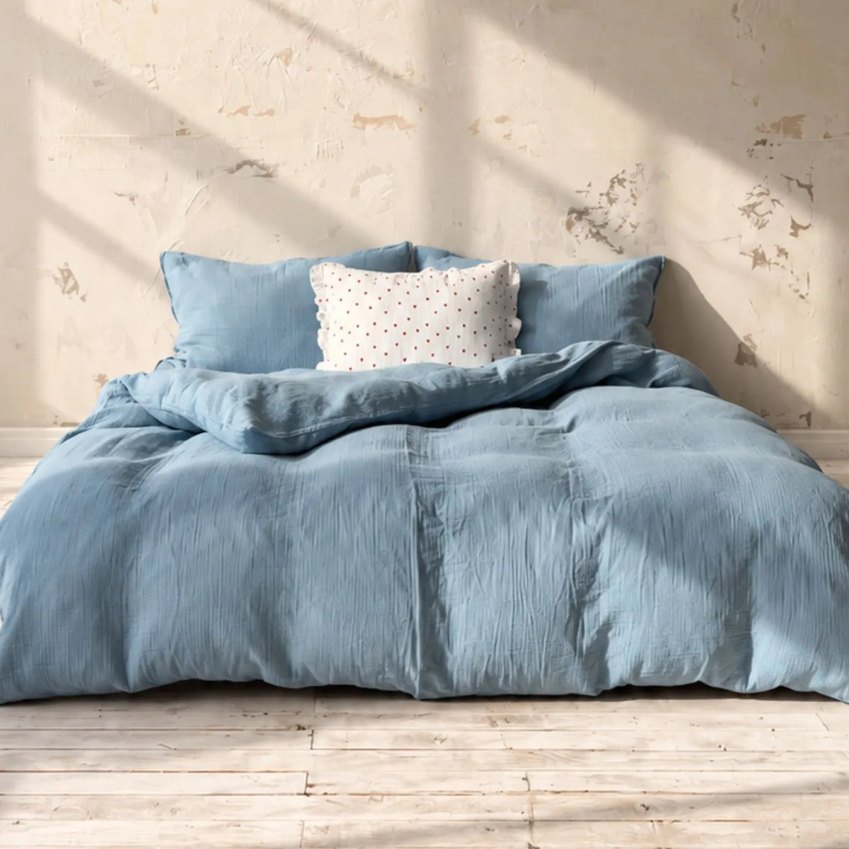 Musselin Bettwäsche Farbe Himmelblau mit weissem und blauem Musselin Kissen