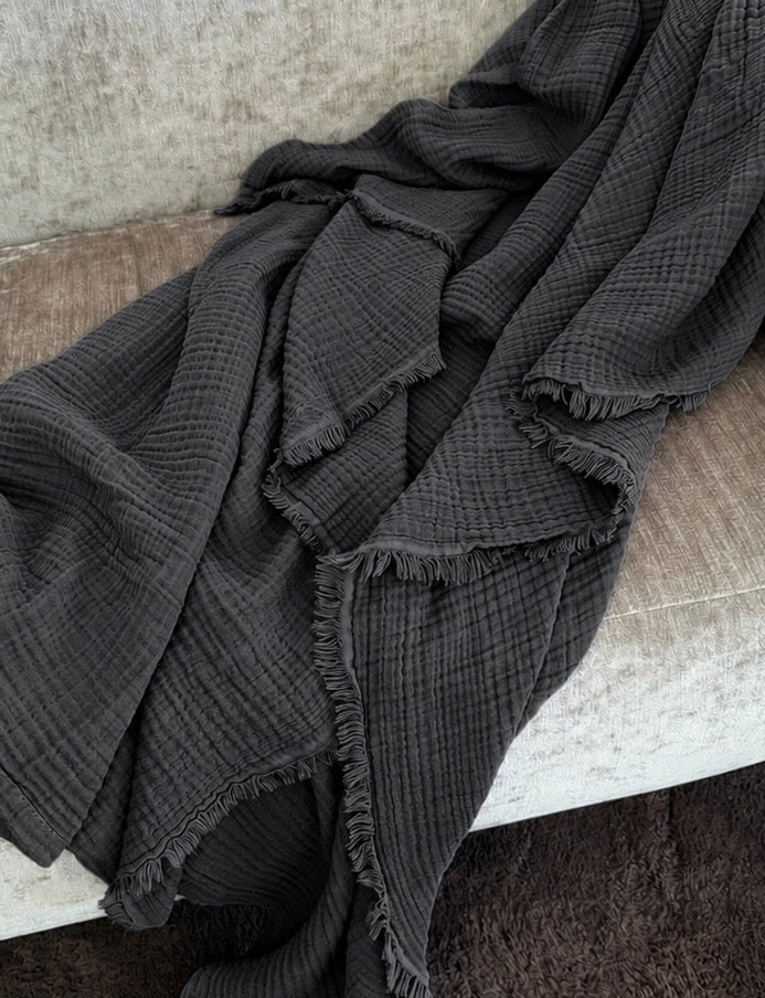 Musselin Tagesdecke Juna in Anthrazit auf dem Sofa aus 100% Baumwolle