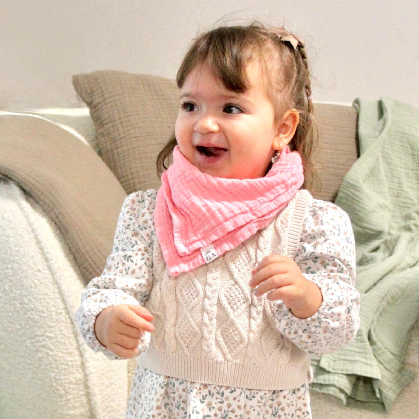 Weiches, saugstarkes Kinder-Halstuch aus Musselin in Rosa – perfekt für empfindliche Babyhaut und unterwegs. 