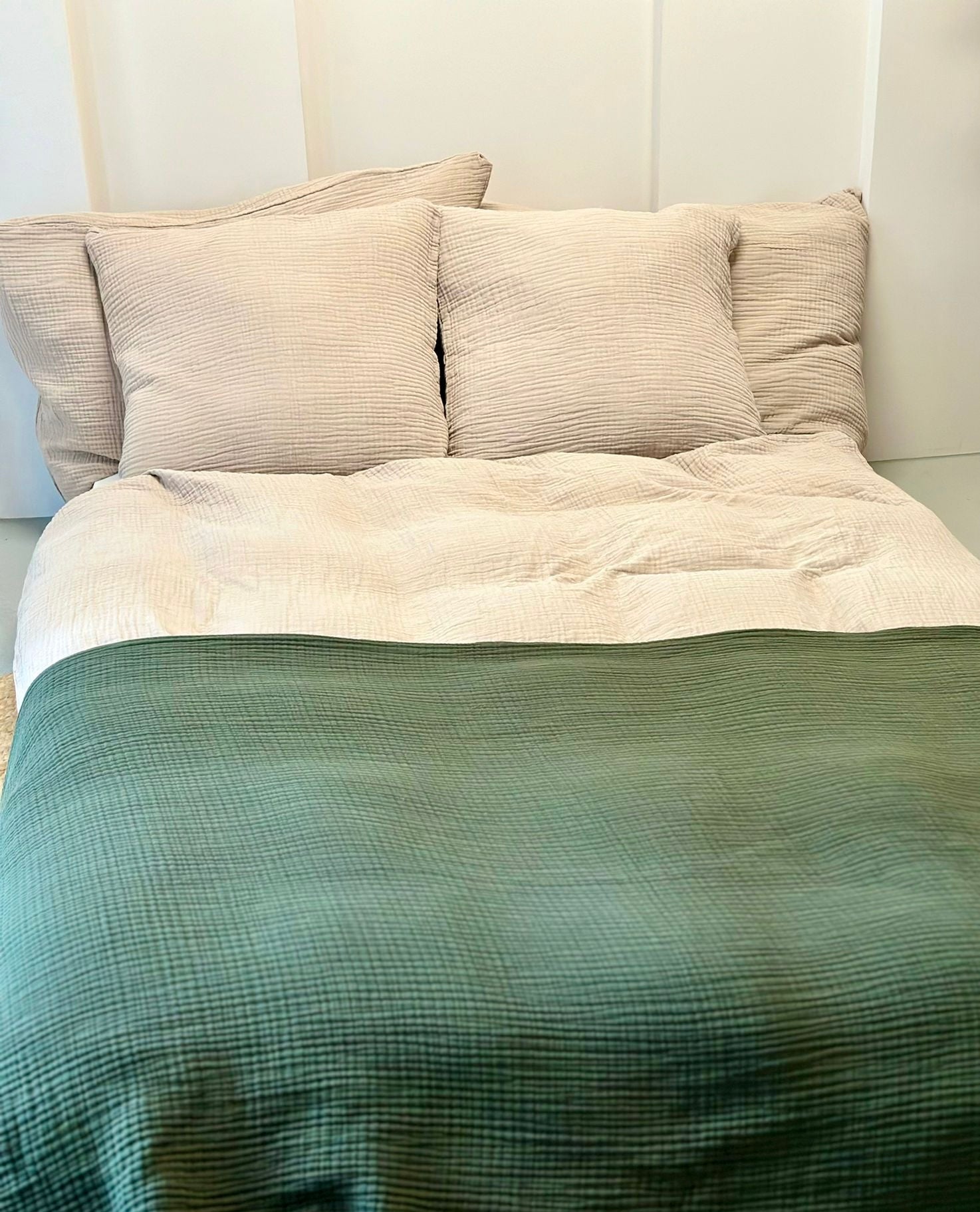 Luxuriöse Musselin-Tagesdecke in Dunkel grün– 180x220 cm, aus 100 % Baumwolle, weich, bügelfrei und atmungsaktiv, ideal für moderne, natürliche und minimalistische Einrichtungsstile