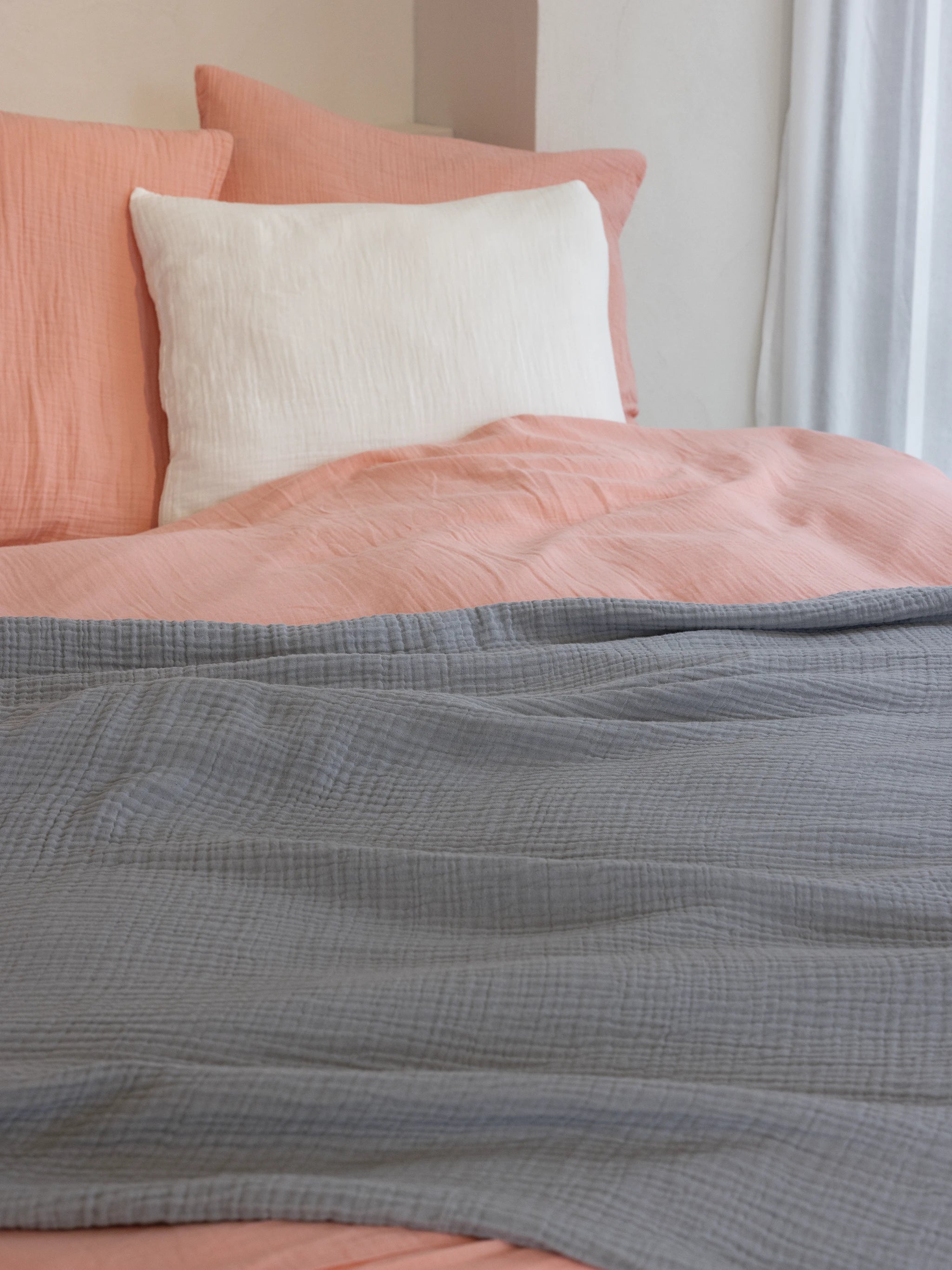 Luxuriöse Musselin-Tagesdecke in Grau – 180x220 cm, aus 100 % Baumwolle, weich, bügelfrei und atmungsaktiv, ideal für moderne, natürliche und minimalistische Einrichtungsstile