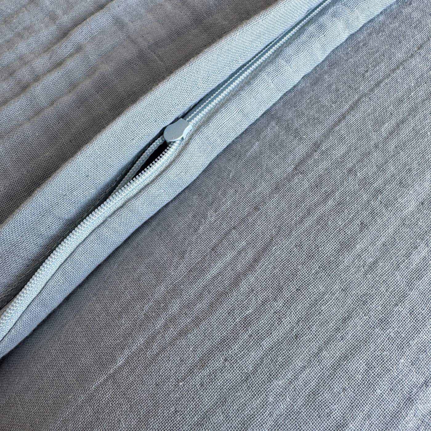 Himmelblaue Musselin Bettwäsche mit verdeckten Reissverschluss.