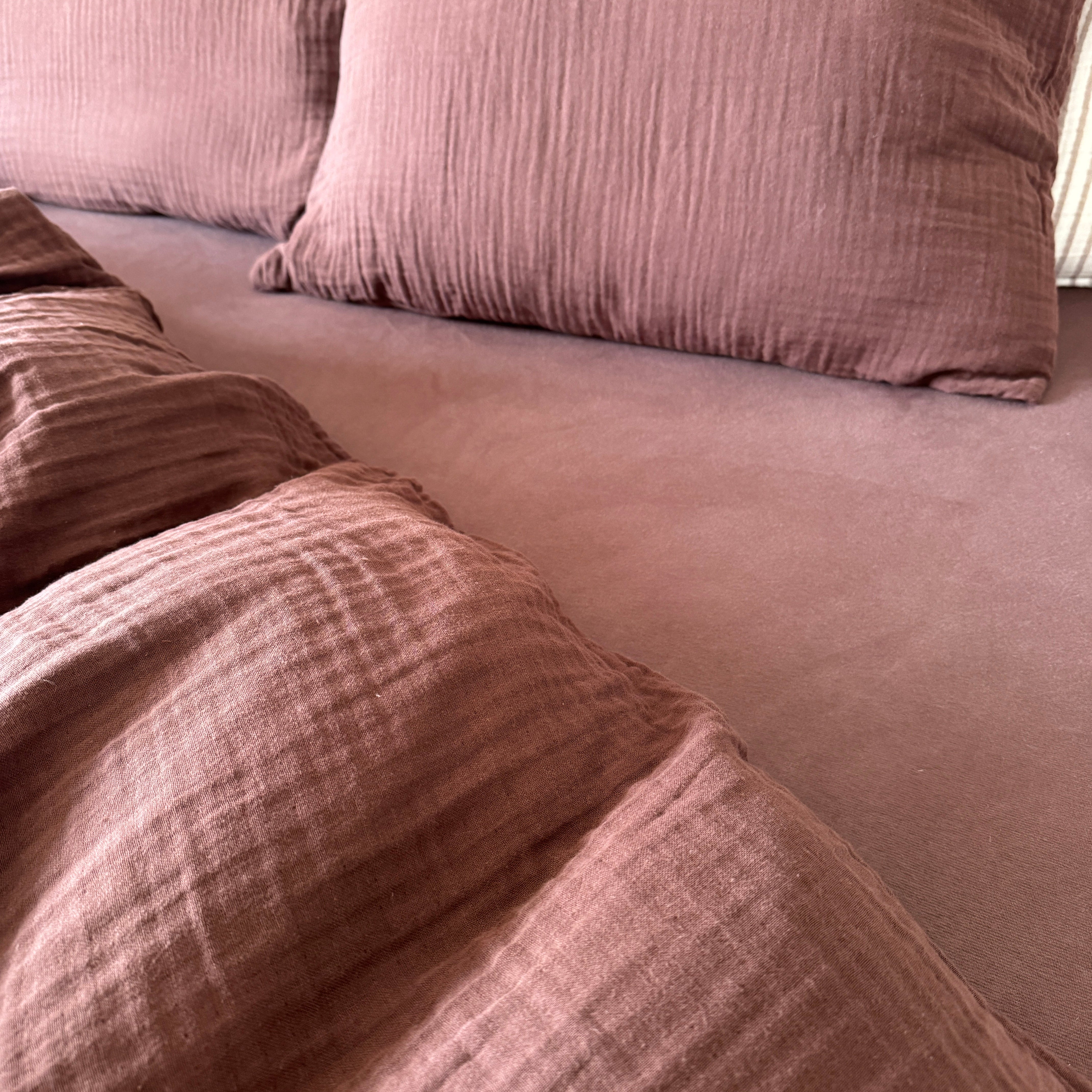 Mokka Musselin Bettwäsche mit passendem Kissen und Fixleintuch in der gleichen Farbe