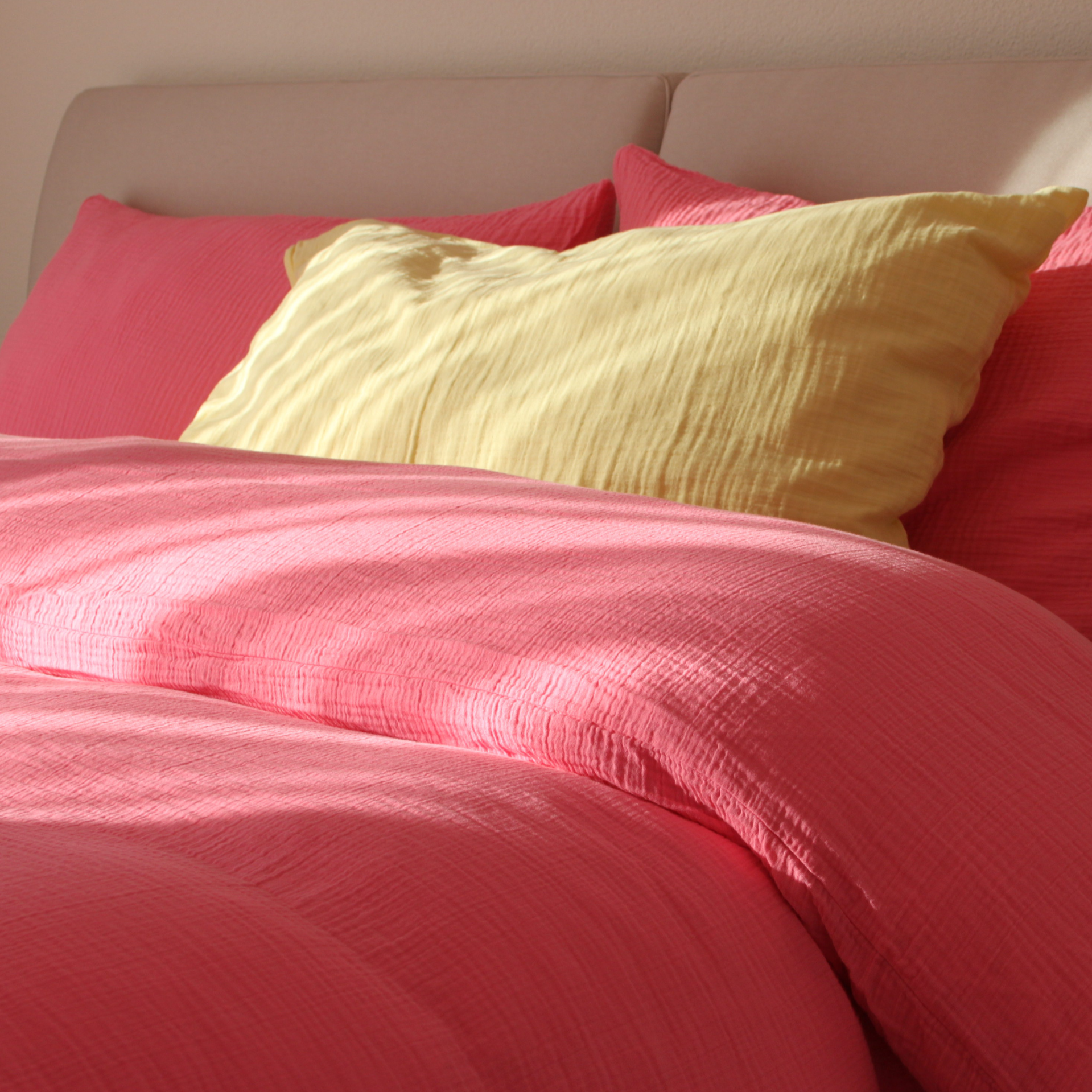 Bio-Musselin Bettwäsche mit Pink – Duvetbezug 160x210, 210x200 mit gelbem oder rosafarbenem Kissenbezug in 50x70 und 65x100 cm
