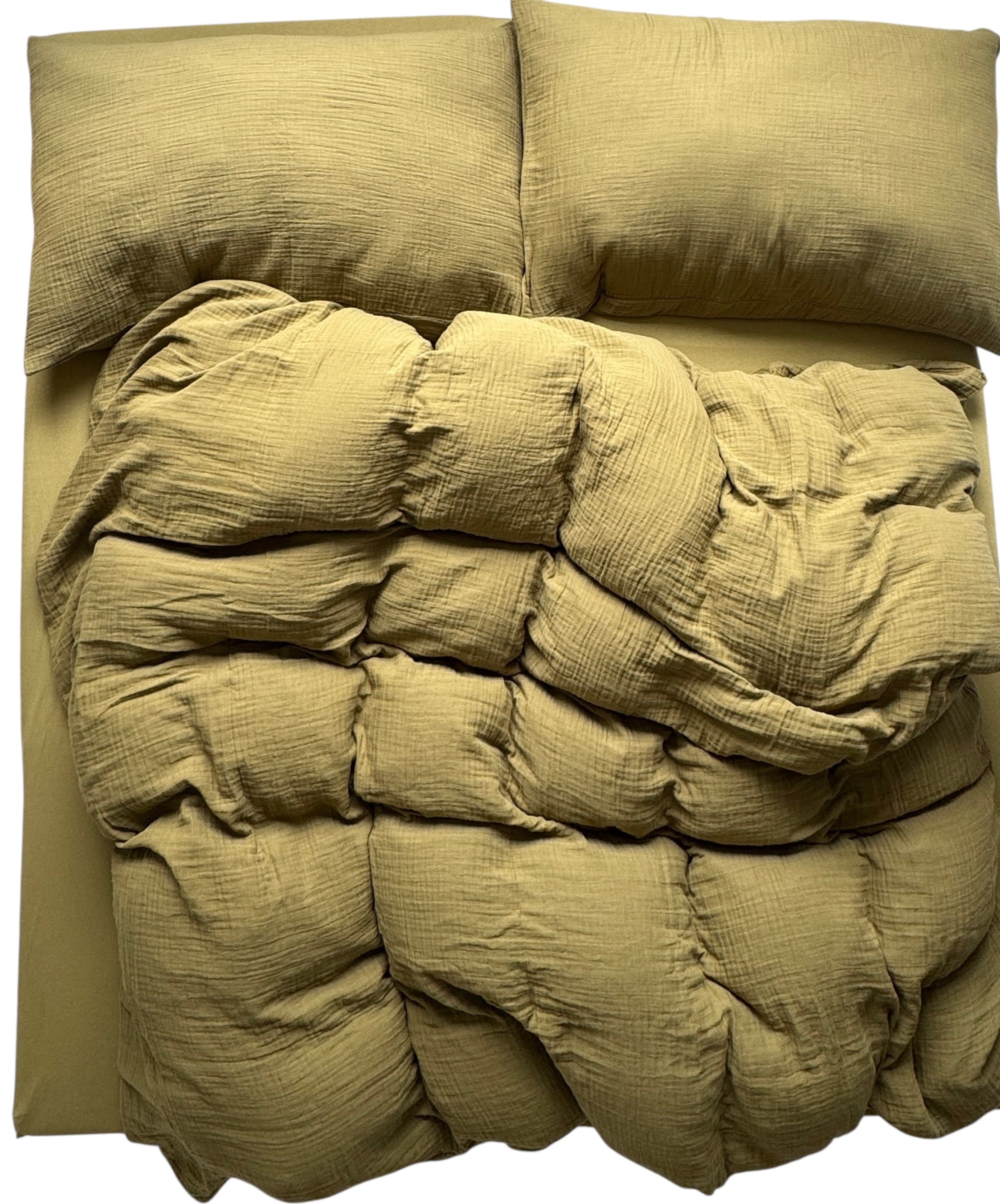 Olivgrüne Bettwäsche auf Matratze aus der Vogelperspektive fotografiert