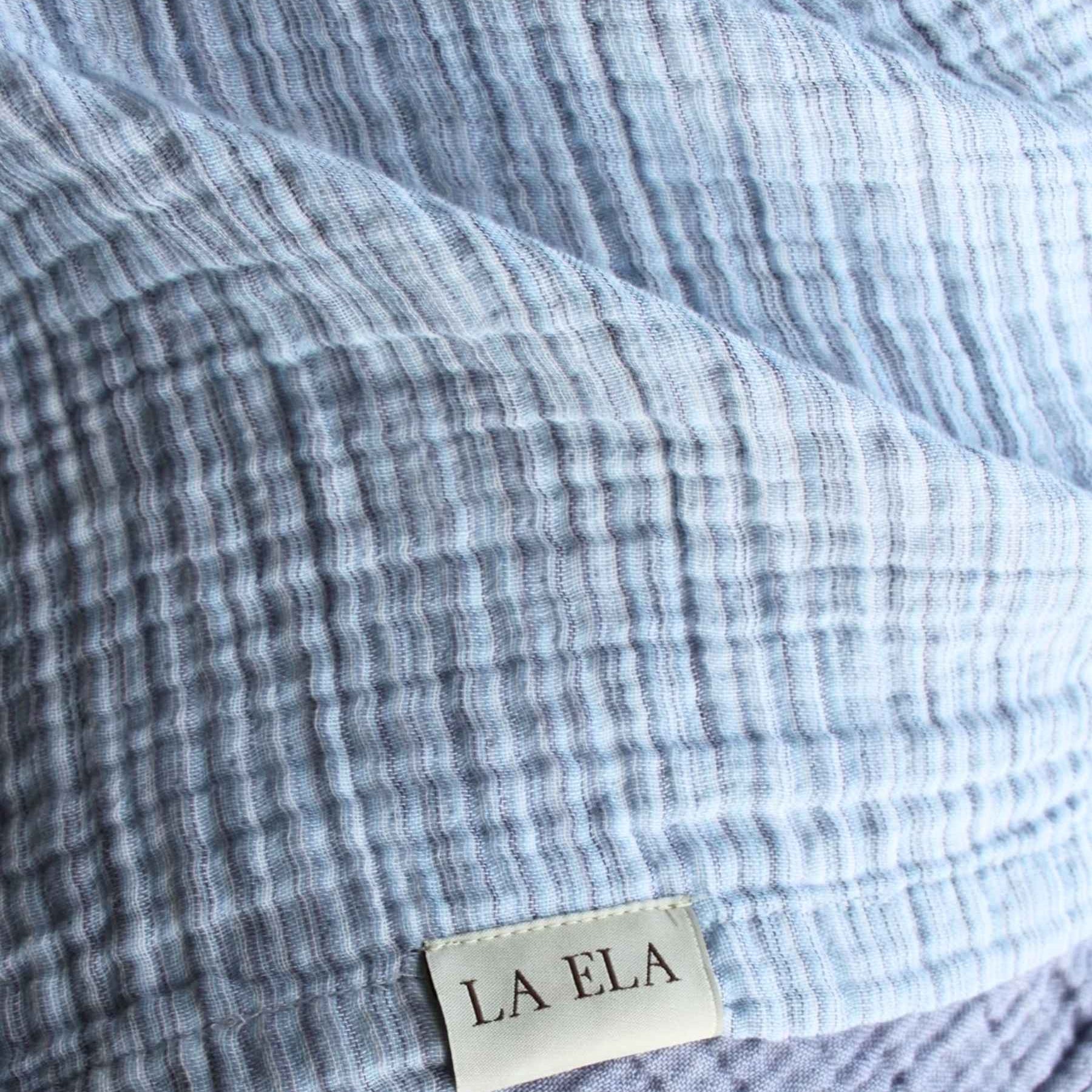 Leichte Sommerdecke  von LA ELA aus Musselin in der Farbe Bluespace