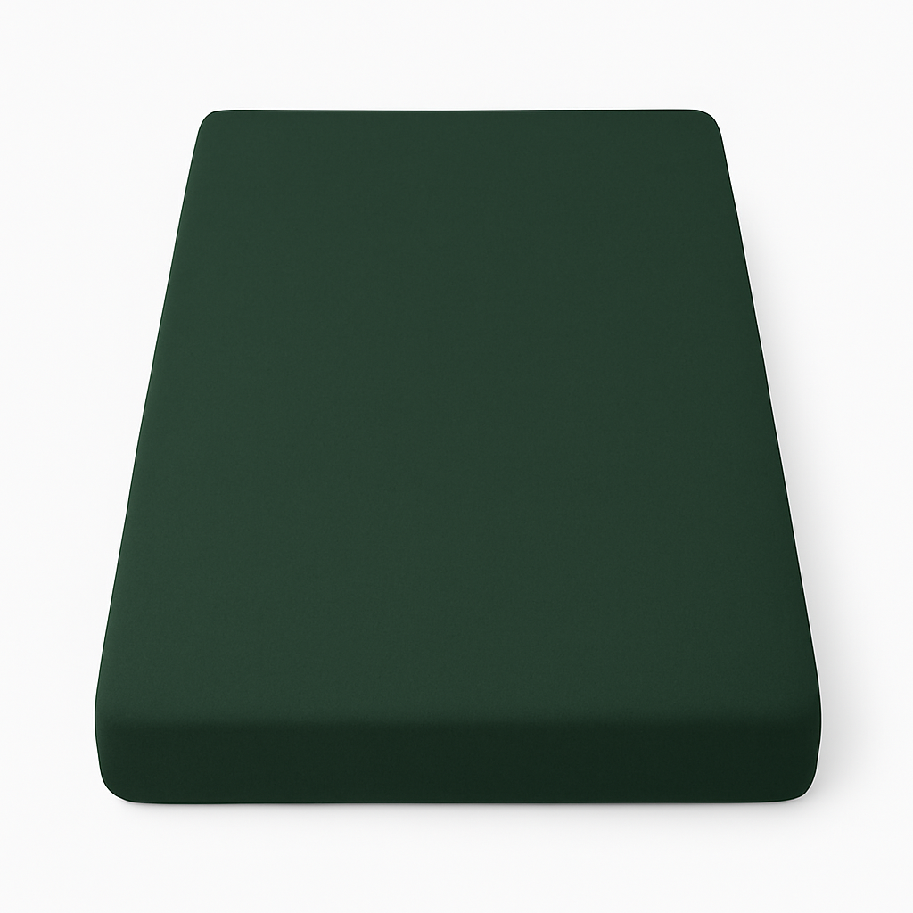 Tiefgrünes Jersey Fixleintuch als Produktfoto auf weissem Hintergrund
