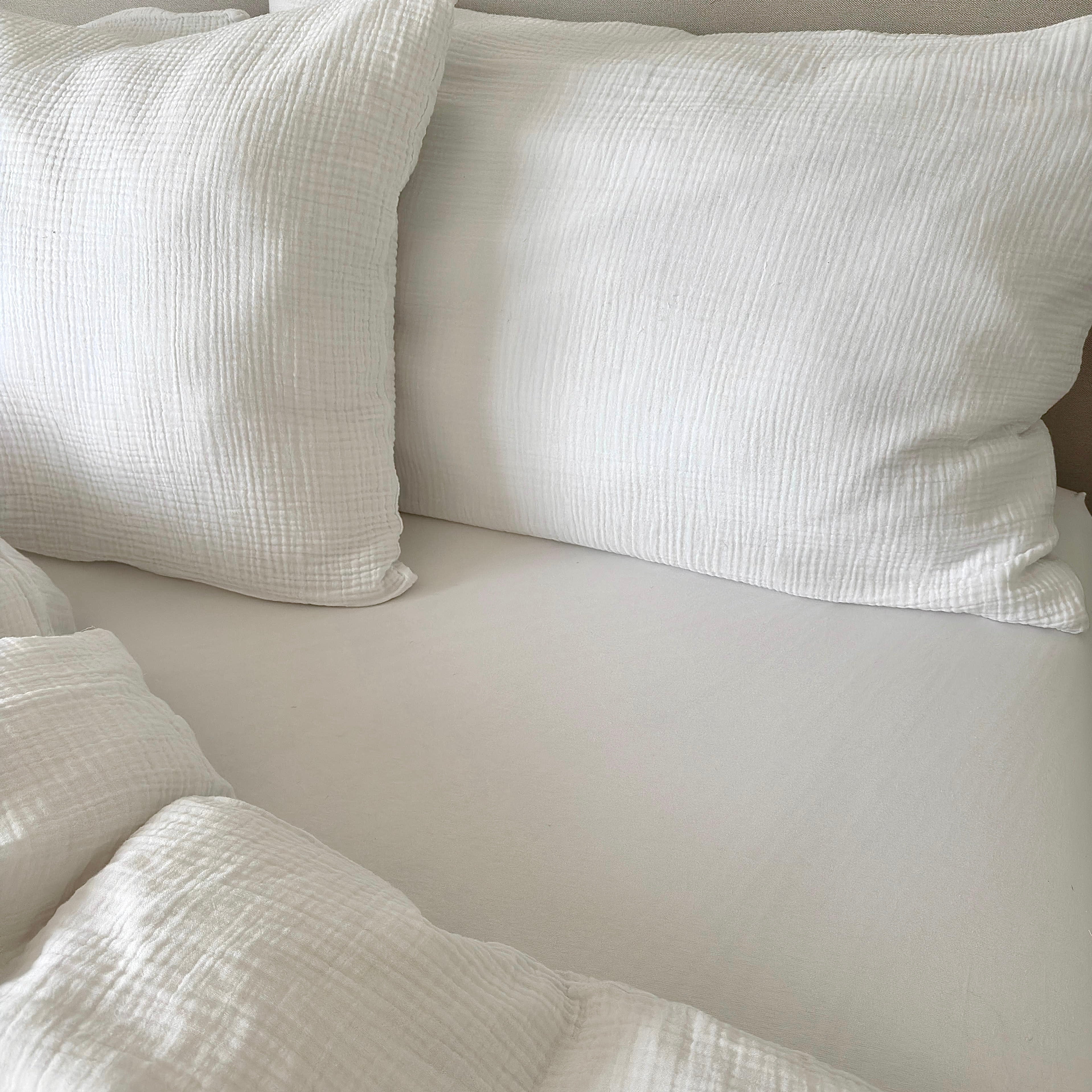 Weisser Musselin Duvet- und Kissen bezug kombiniert mit Weissen Jersey Fixleintuch.