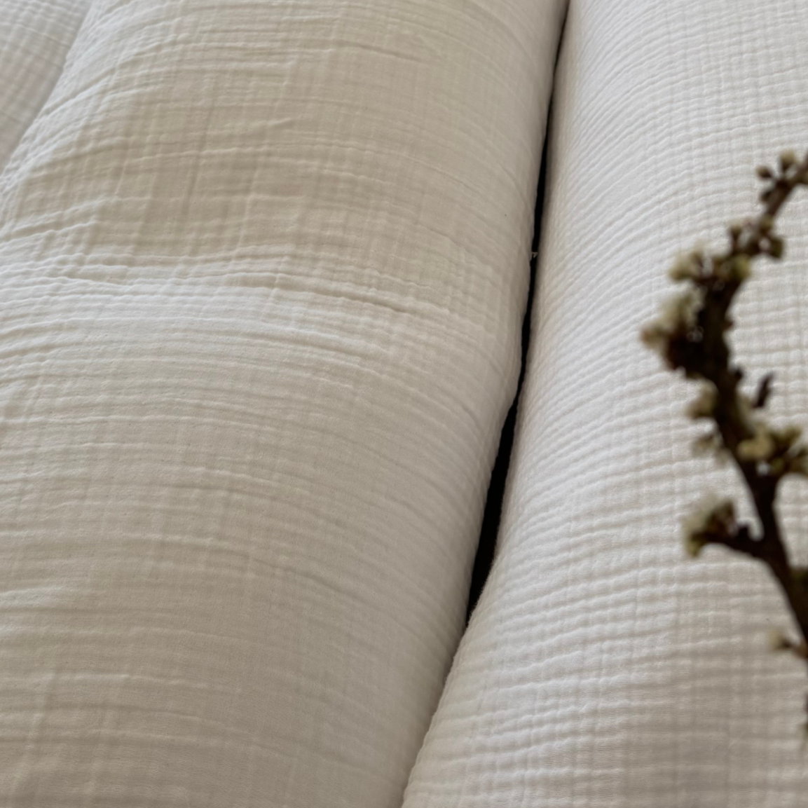 Luxus Bettwäsche-Set aus weissem Bio-Musselin – 100 % Bio-Baumwolle, weich, bügelfrei, atmungsaktiv und besonders komfortabel für erholsamen Schlaf, unsere beliebteste Bettwäsche Designt in der Schweiz

